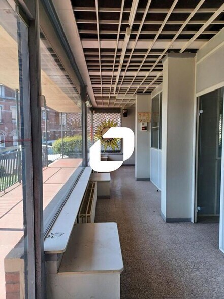 Retail in Roubaix for lease - Interior Photo - Image 2 of 4