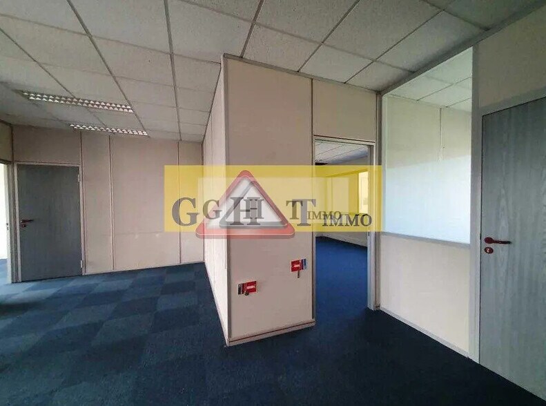 Office in Saclay for lease - Building Photo - Image 3 of 6