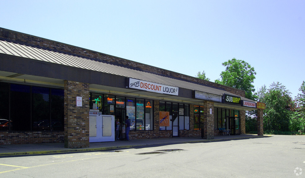 90-96 W Main St, Clinton, CT for lease - Building Photo - Image 3 of 6