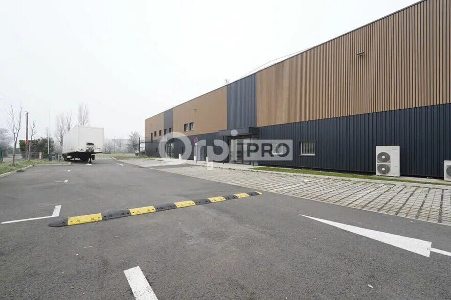 Flex in Saint-Bonnet-de-Mure for lease - Building Photo - Image 1 of 20