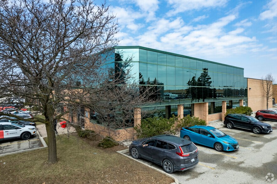 151 Superior Blvd, Mississauga, ON à louer - Photo du bâtiment - Image 3 de 7