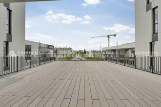 5 Rue Simone Veil, Vénissieux for lease Building Photo- Image 2 of 3