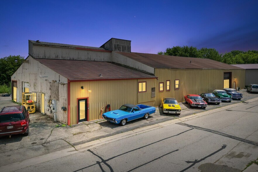 W208N16710 S Center St, Jackson, WI à vendre - Photo du bâtiment - Image 1 de 1