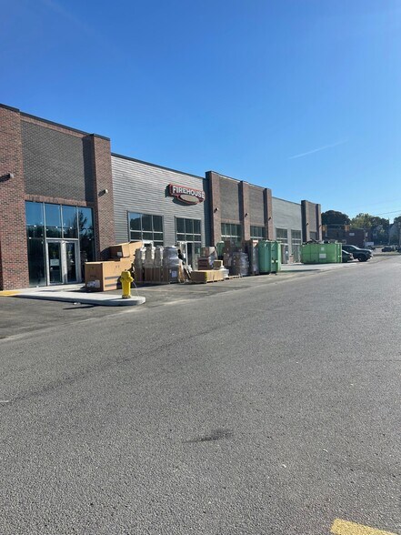 150 Front St, Quinte West, ON à louer - Photo du bâtiment - Image 2 de 7
