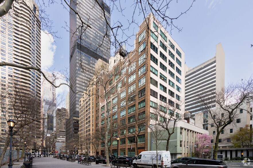 305 E 47th St, New York, NY à louer - Photo du bâtiment - Image 3 de 10