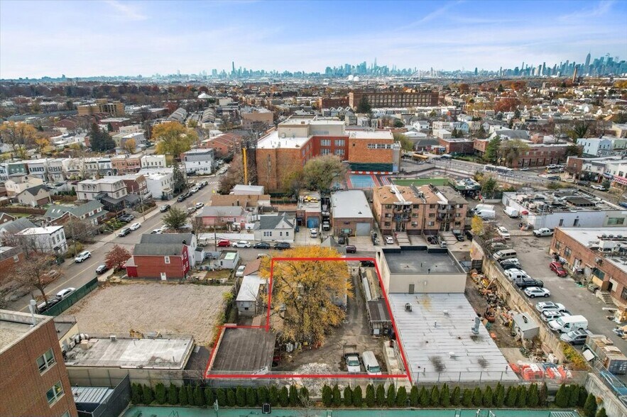 54-25/27 73rd Place, Maspeth, NY à vendre - Aérien - Image 3 de 4