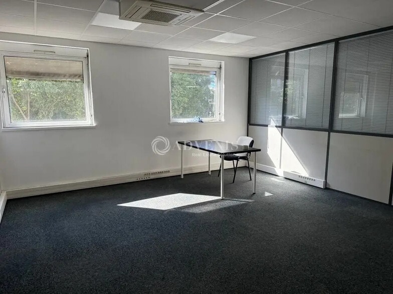 Office in Lyon for lease - Interior Photo - Image 3 of 7