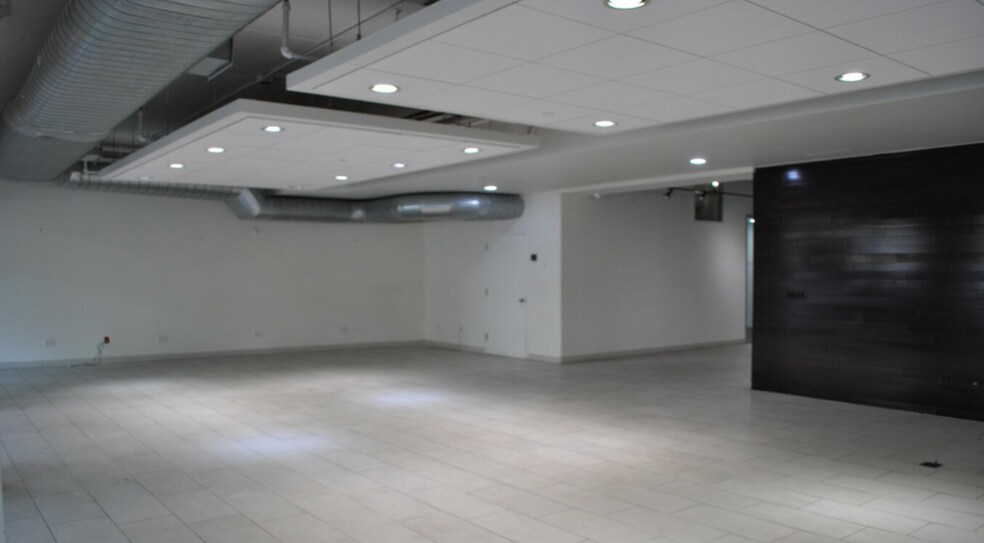 555 W 52nd St, New York, NY à louer - Photo du bâtiment - Image 2 de 5