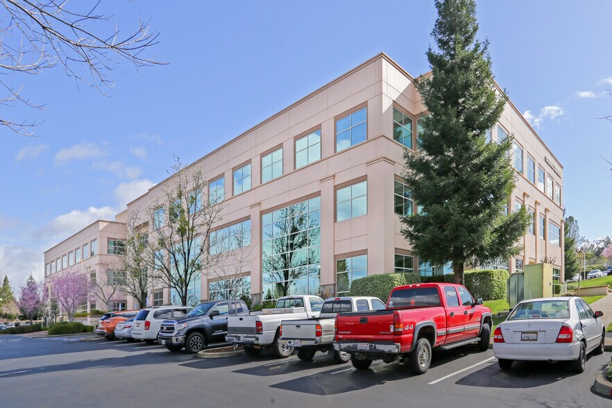 1130 Iron Point Rd, Folsom, CA à louer - Photo du bâtiment - Image 2 de 28