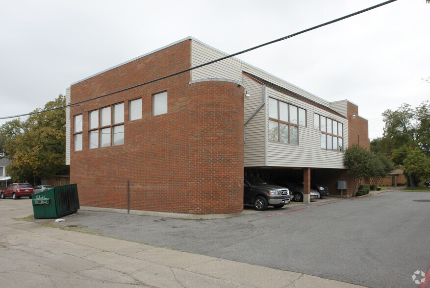 210 W 10th St, Dallas, TX à louer - Photo du bâtiment - Image 3 de 4