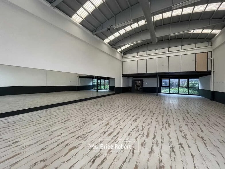 Office in Genay for lease - Interior Photo - Image 3 of 5