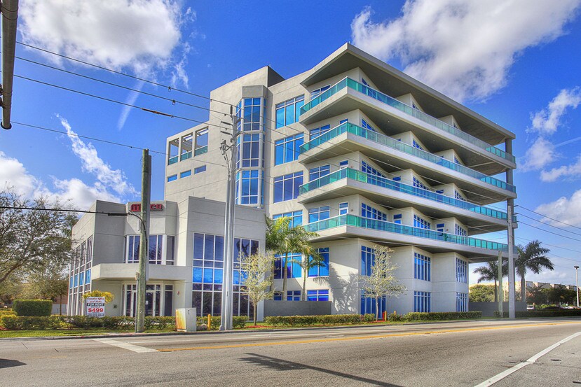 2300 W 84th St, Hialeah, FL à vendre Photo du bâtiment- Image 1 de 8