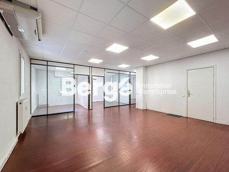 50 Chemin Du Val Fleuri, Cagnes-sur-Mer for sale - Interior Photo - Image 2 of 10