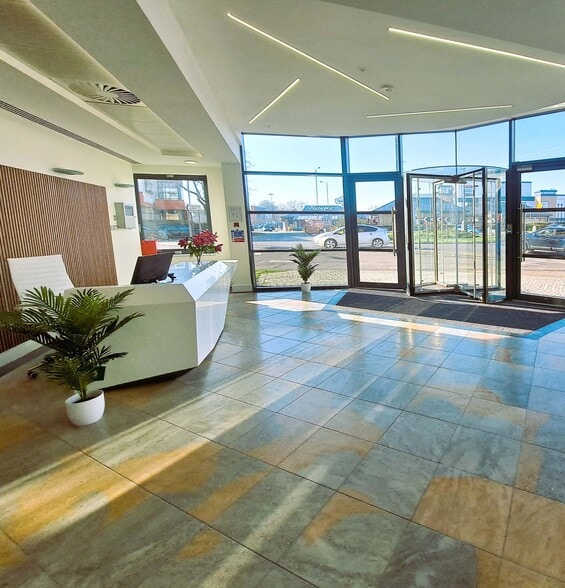 High St, Crawley for lease - Interior Photo - Image 2 of 5