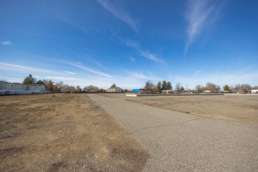 5705 W Clearwater Ave, Kennewick, WA à vendre - Photo du bâtiment - Image 3 de 11