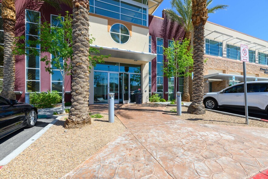 2779 W Horizon Ridge Pky, Henderson, NV à louer - Photo du bâtiment - Image 2 de 10