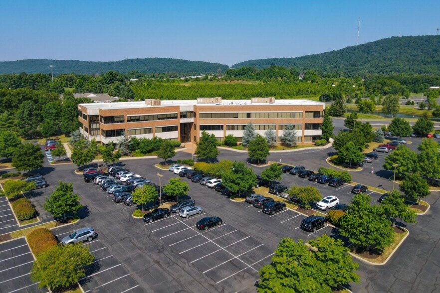 3701 Corporate Pky, Center Valley, PA for lease - Building Photo - Image 3 of 11