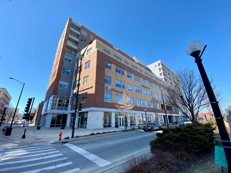 301 N Neil St, Champaign, IL à louer - Photo du bâtiment - Image 3 de 6