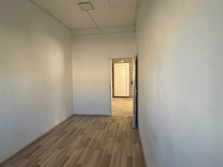 Flex in Lunel for lease - Interior Photo - Image 3 of 4