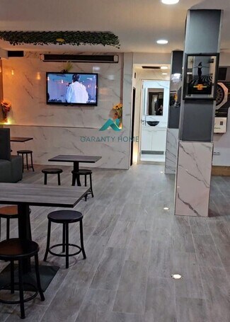 Plus de détails pour Multi-résidentiel à vendre