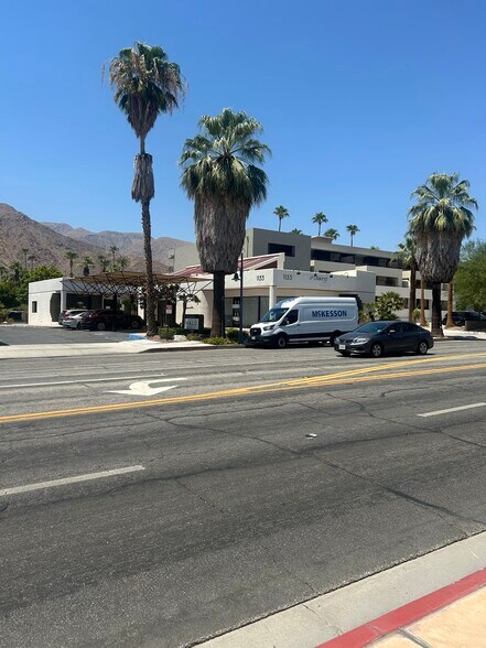 1133 N Palm Canyon Dr, Palm Springs, CA à louer - Photo du bâtiment - Image 2 de 35