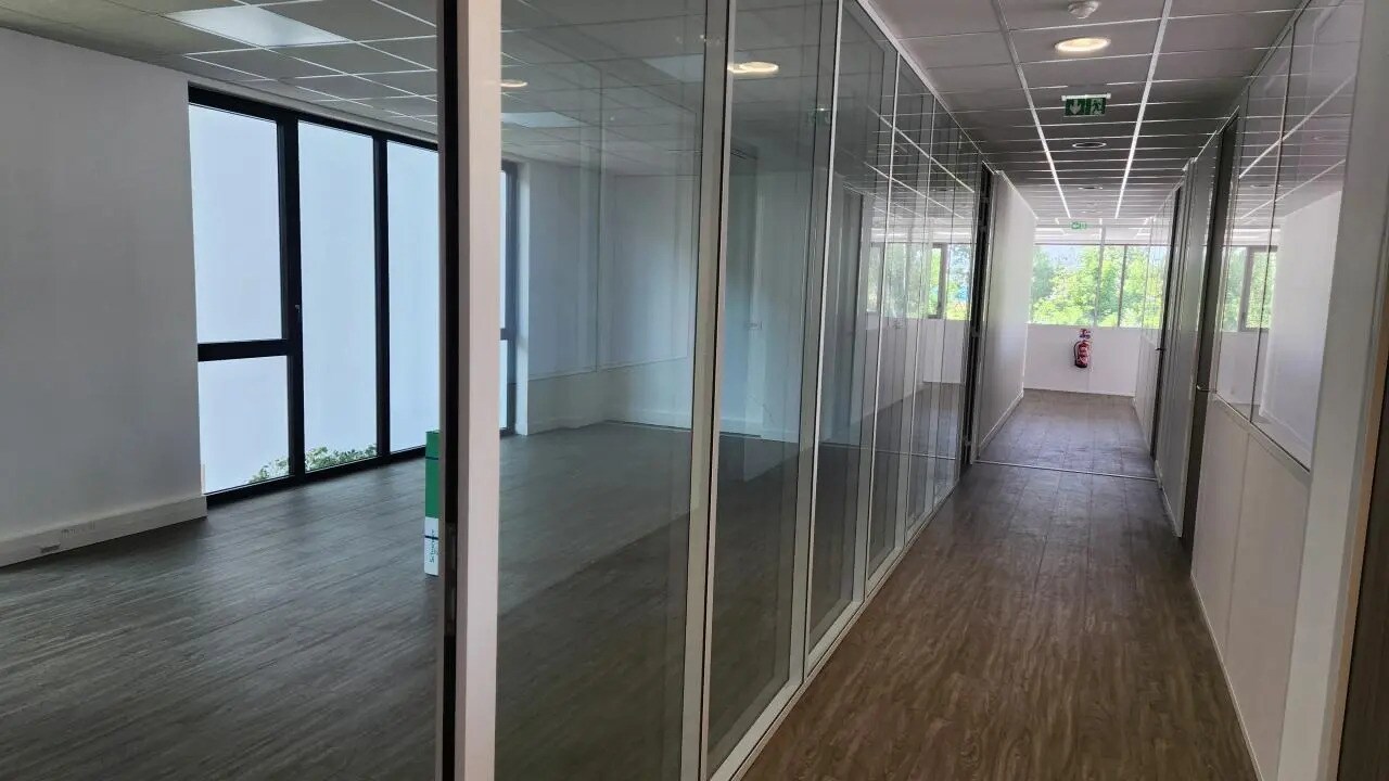 Office in Croissy-Beaubourg for lease Interior Photo- Image 1 of 12
