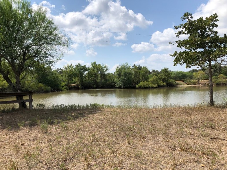 000 Hopkinsville Rd, Cuero, TX à vendre - Photo principale - Image 1 de 1