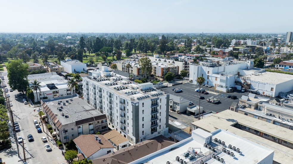 5110 Bakman Ave, North Hollywood, CA à vendre - Photo du bâtiment - Image 3 de 8