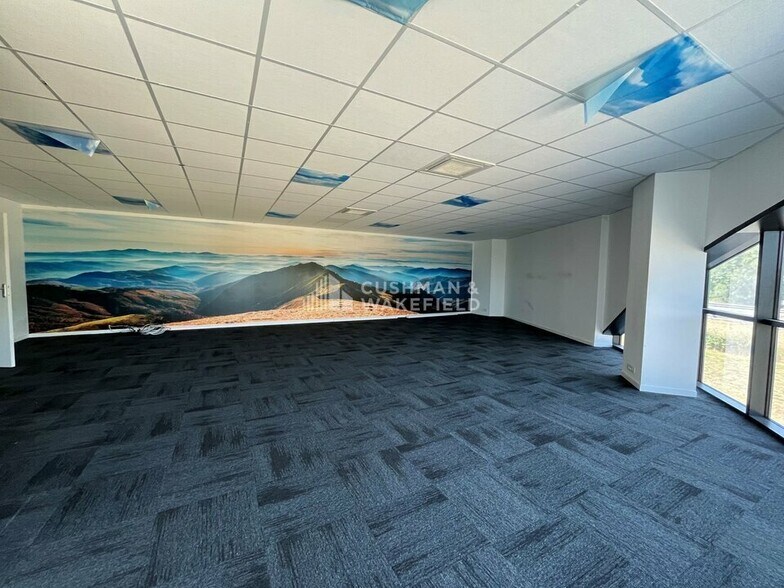 Office in Sainte-Eulalie for lease - Interior Photo - Image 3 of 6