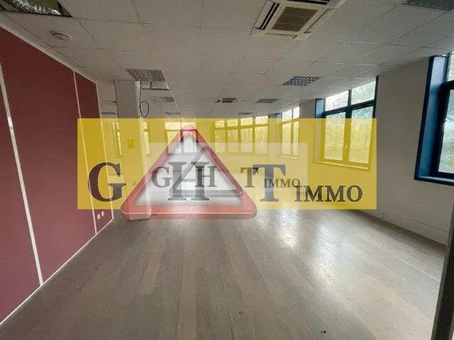 Office in Fresnes for lease - Interior Photo - Image 1 of 5