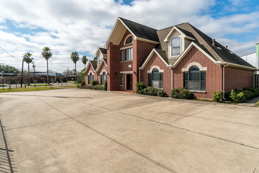10400 Main St, Houston, TX à louer - Photo du bâtiment - Image 3 de 24