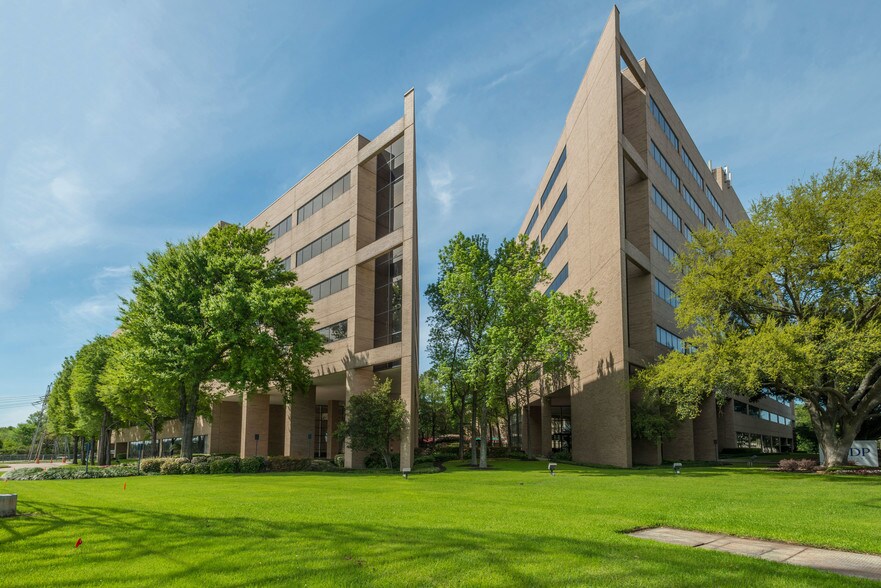 3663 N Sam Houston Pky E, Houston, TX à vendre - Photo du bâtiment - Image 3 de 48