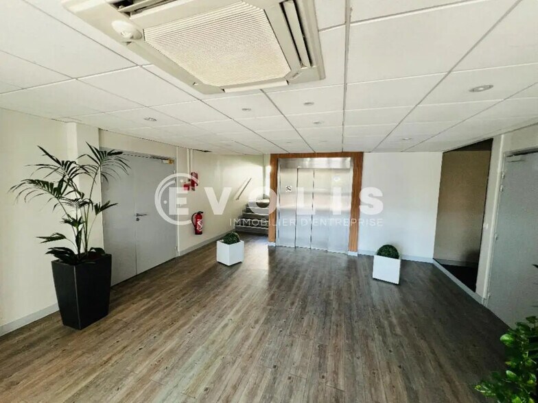 45 Grande Allée Du 12 Février 1934, Noisiel for lease - Lobby - Image 3 of 3