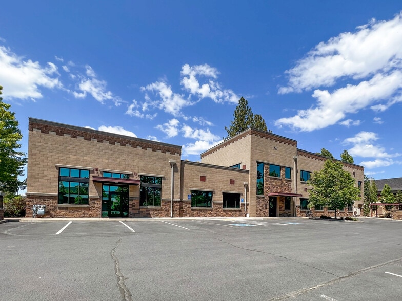 2796 NW Clearwater Dr, Bend, OR for lease - Primary Photo - Image 1 of 5