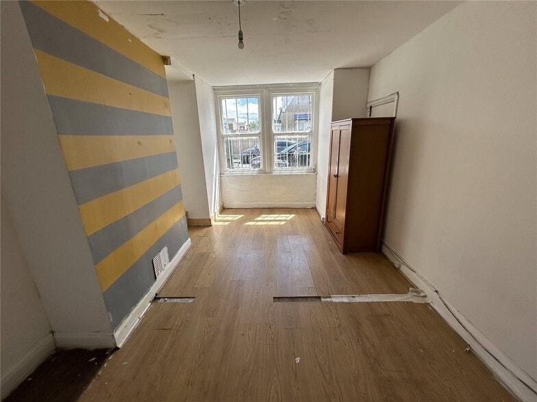 144 King Edwards Dr, Harrogate for lease - Building Photo - Image 3 of 11