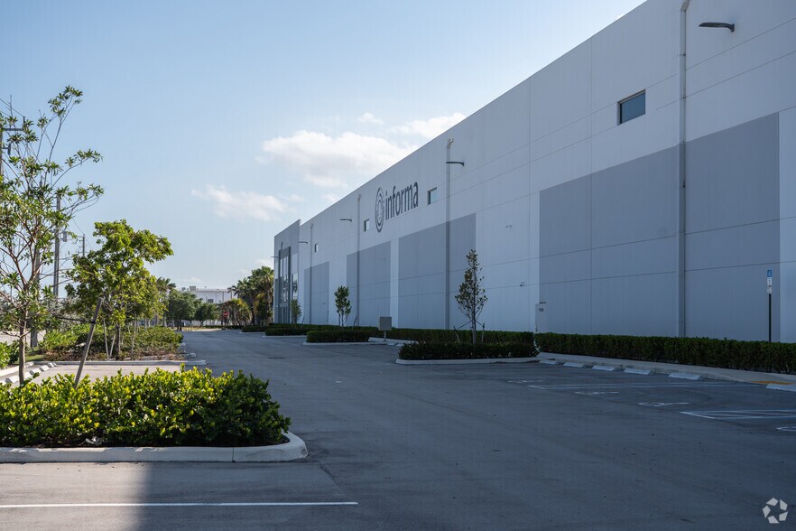 1700 Eller Dr, Fort Lauderdale, FL à louer - Photo du bâtiment - Image 3 de 7