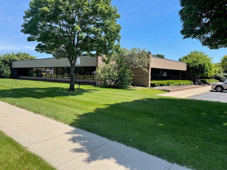42850 Schoenherr Rd, Sterling Heights, MI for lease - Building Photo - Image 1 of 4