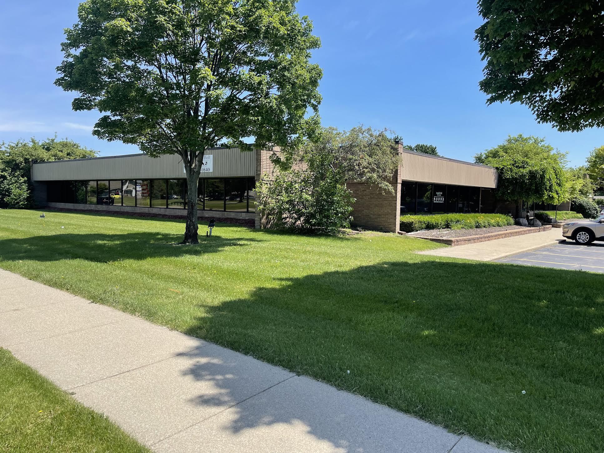 42850 Schoenherr Rd, Sterling Heights, MI for lease Primary Photo- Image 1 of 4