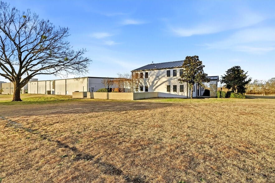 304 Progress Dr, Sherman, TX for sale - Building Photo - Image 2 of 12