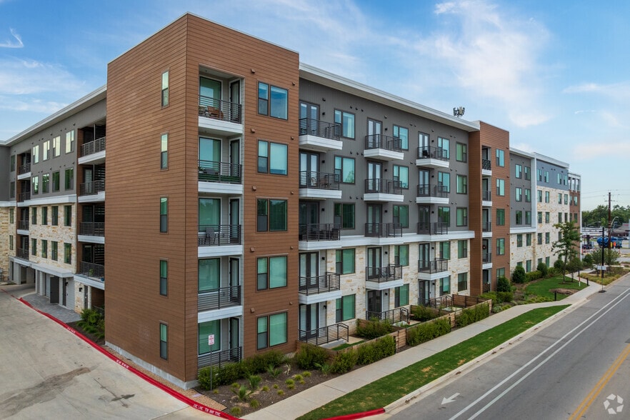 5100 Bolm Rd, Austin, TX à louer - Photo du bâtiment - Image 3 de 33