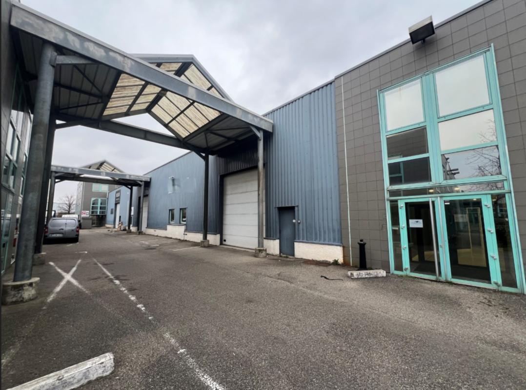 Flex in Bron for lease Building Photo- Image 1 of 9