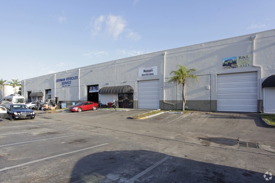 3989-4011 Pembroke Rd, Hollywood, FL for lease - Building Photo - Image 3 of 10