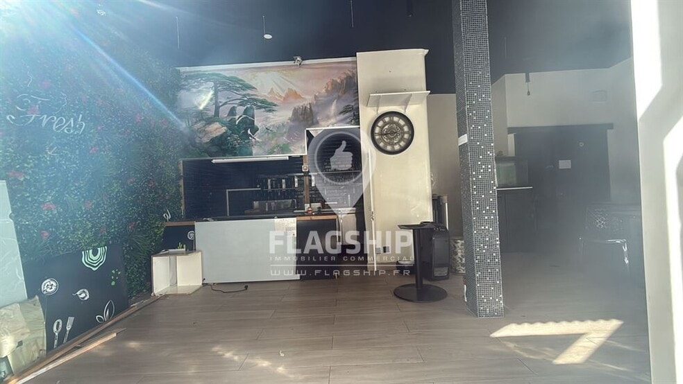 Retail in Paris for lease - Interior Photo - Image 1 of 4