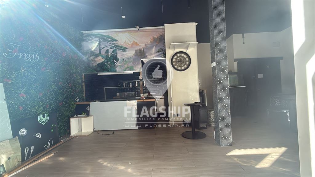 Retail in Paris for lease Interior Photo- Image 1 of 5