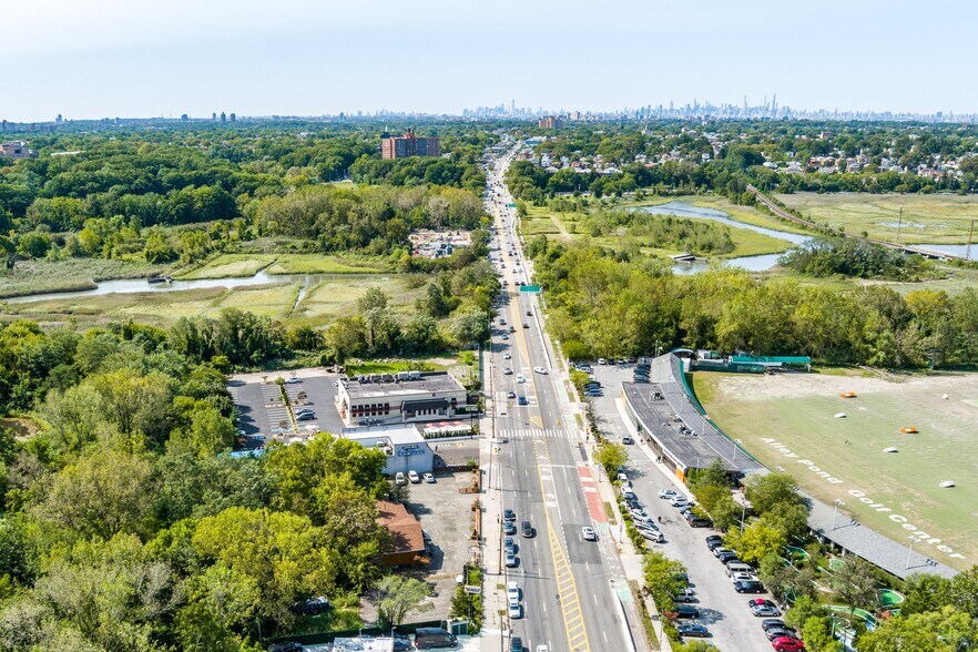 232-20 Northern Blvd, Little Neck, NY à louer - Photo du bâtiment - Image 2 de 7