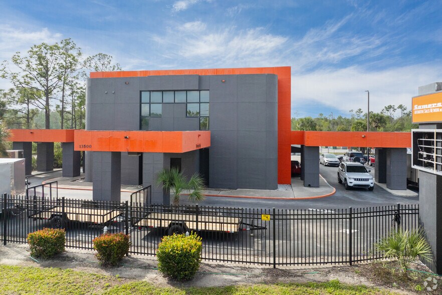 13500 Intrepid Ln, Fort Myers, FL à louer - Photo du bâtiment - Image 2 de 7