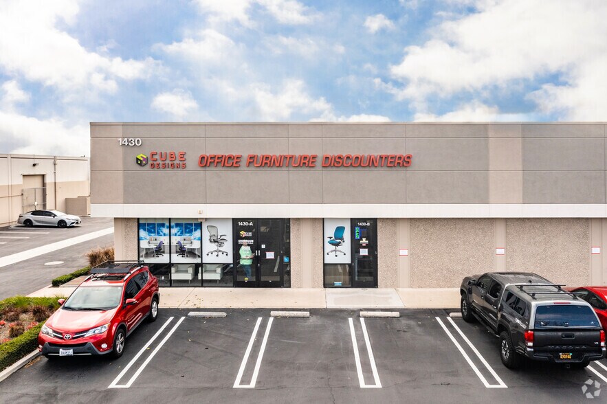 1430 Village Way, Santa Ana, CA à louer - Photo du bâtiment - Image 2 de 5