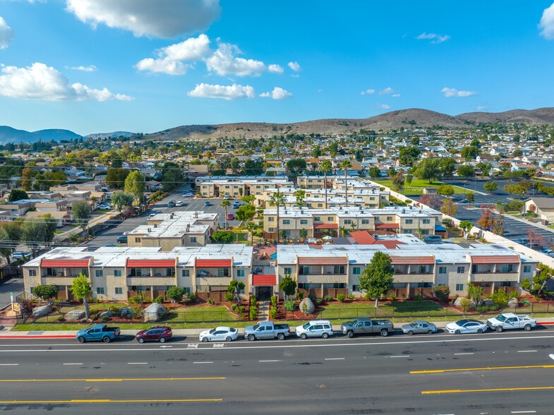 10032 N Magnolia Ave, Santee, CA à vendre - Photo du bâtiment - Image 2 de 16