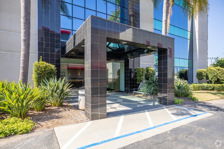 221 W Crest St, Escondido, CA à vendre - Photo du bâtiment - Image 3 de 23