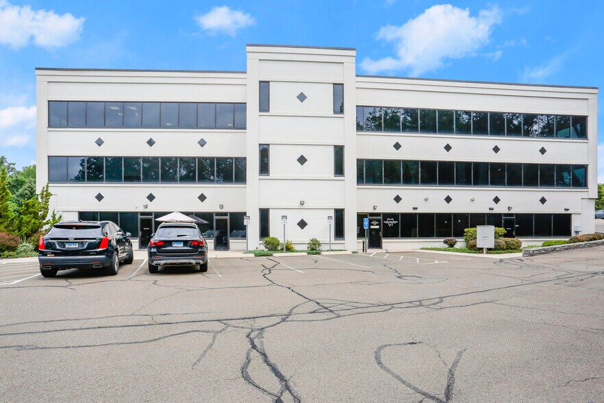 105 Technology Dr, Trumbull, CT à louer - Photo du bâtiment - Image 2 de 13